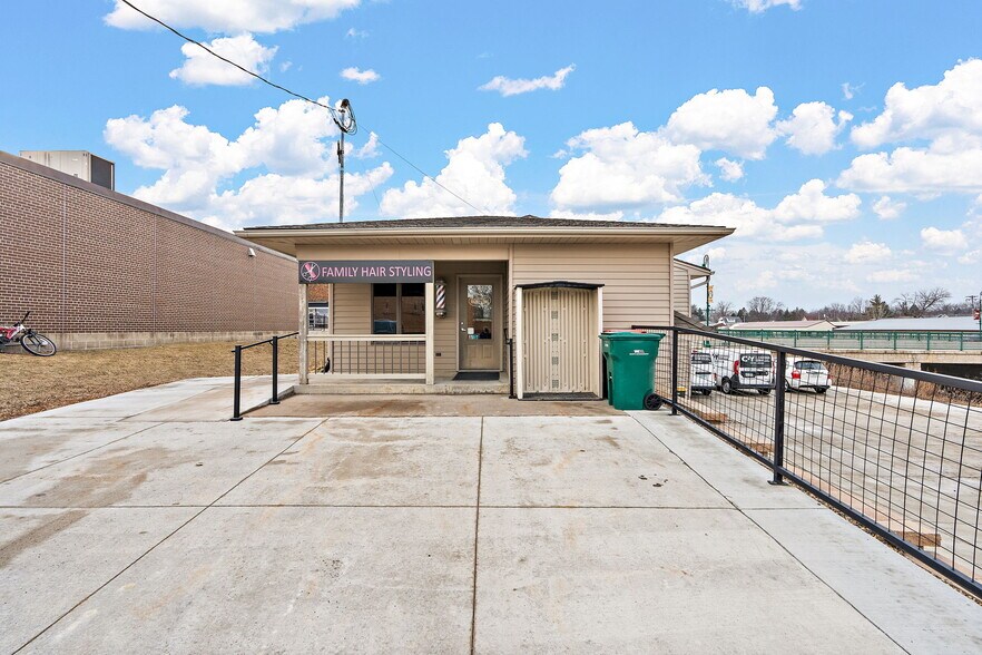 More Photos Of 101 S Main St, Pine Island General Retail For Sale