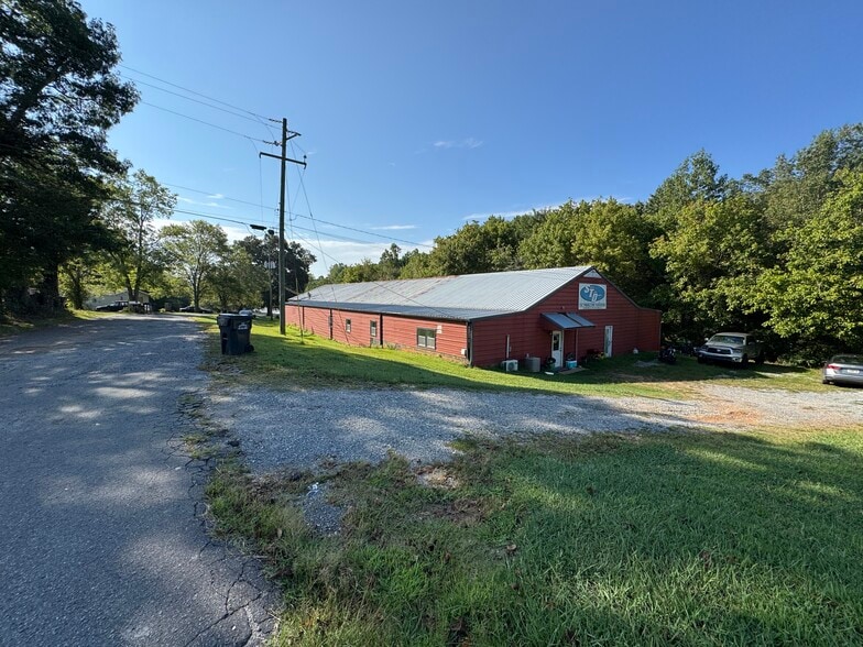 More Photos Of 10535 Highway 53 W, Talking Rock Service For Sale