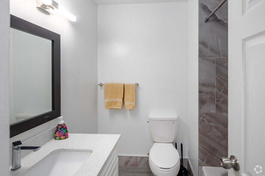 More Photos Of 186 King St, London Apartments For Lease