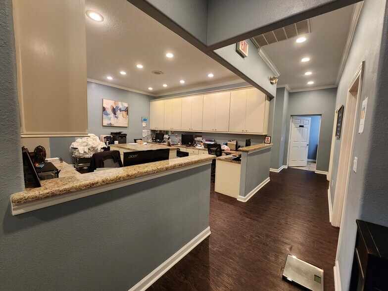 More Photos Of 225 E Edgewood Dr, Friendswood Hospital For Lease