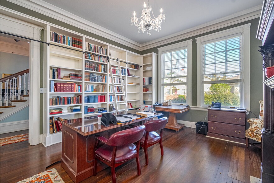 More Photos Of 18 E 34th St, Savannah Office Residential For Lease