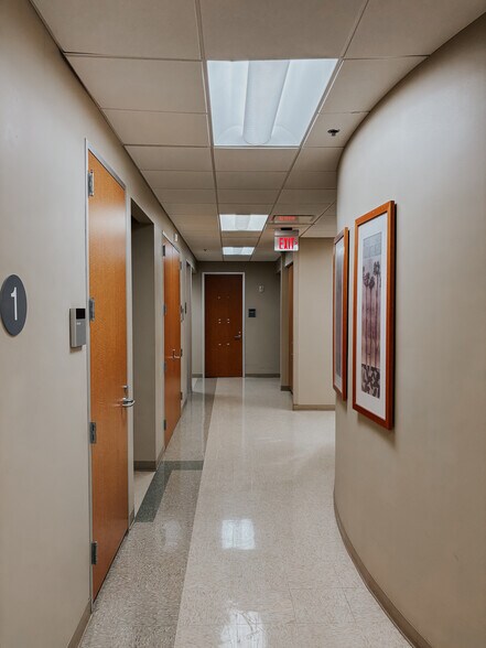 More Photos Of 1505 E Winding Way Dr, Friendswood Medical For Lease