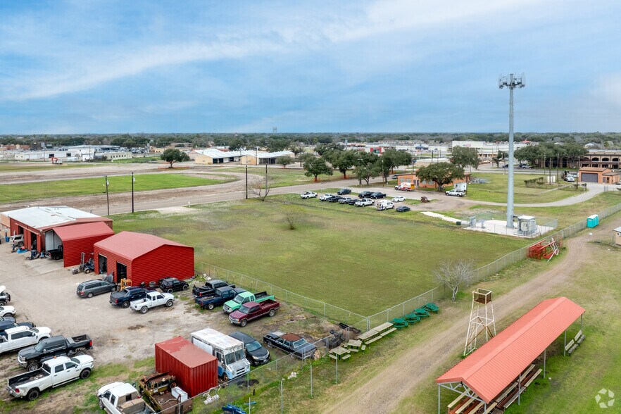 More Photos Of 150 Stadium Dr, Alice Land For Lease