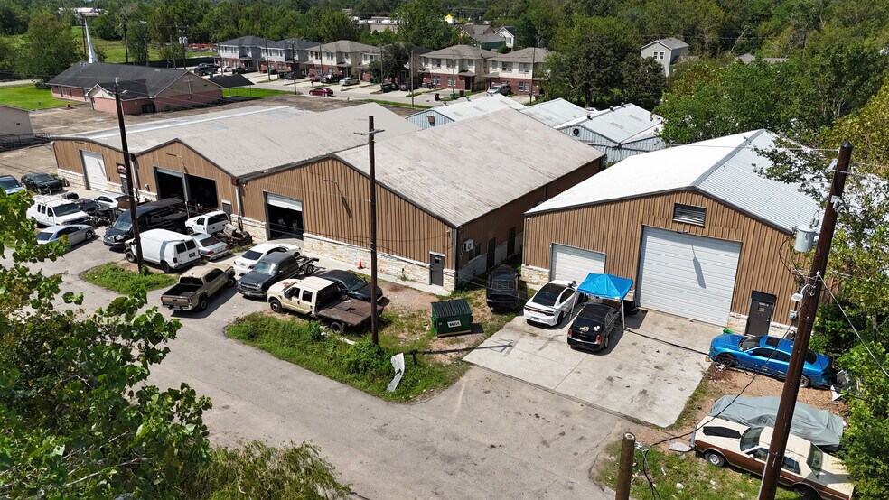 More Photos Of 6912 Calhoun Rd, Houston Warehouse For Lease