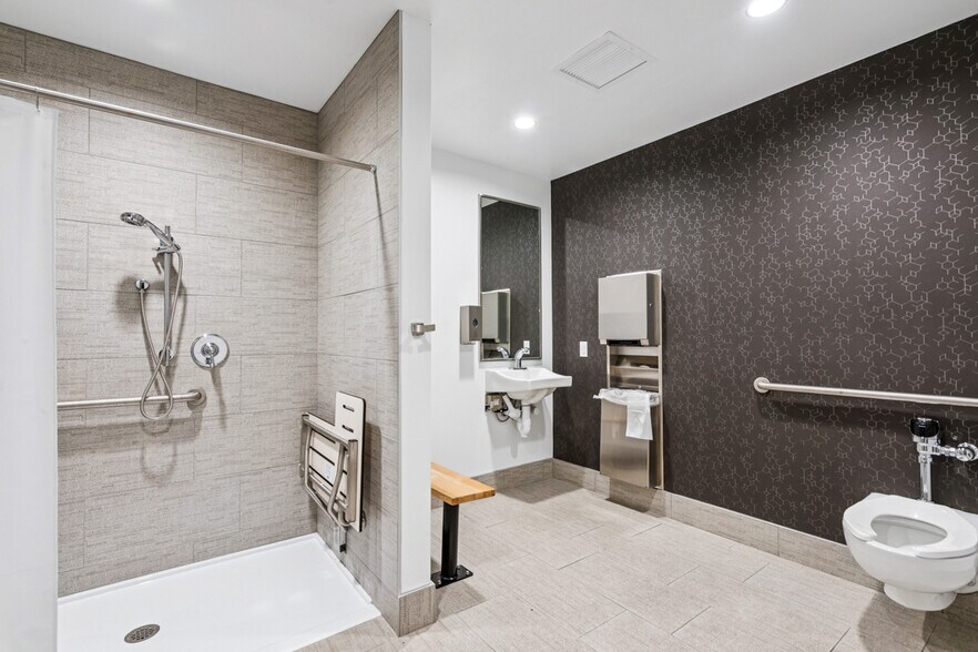 More Photos Of 201-219 N 15th St, Philadelphia Medical For Lease