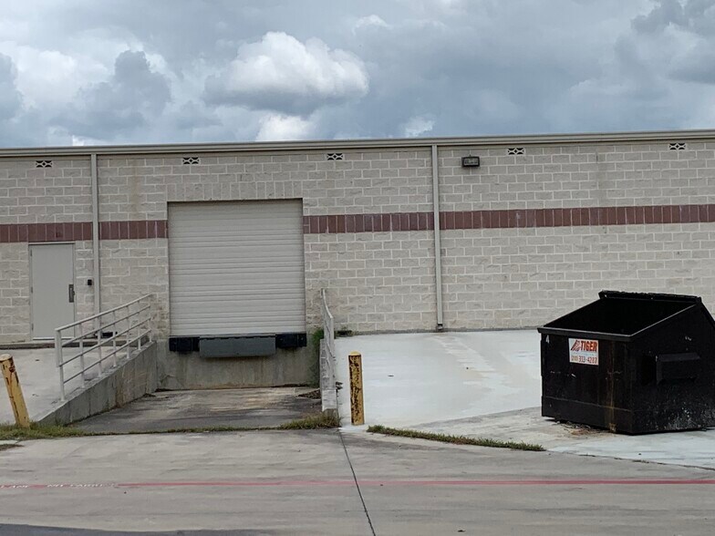 More Photos Of 12830 Cogburn Ave, San Antonio Light Distribution For Lease