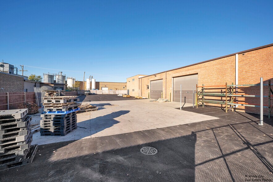 More Photos Of 1025 Industrial Dr, Bensenville Warehouse For Lease