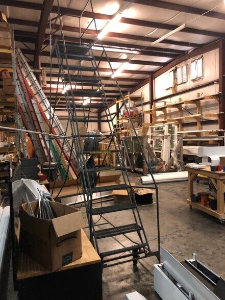 More Photos Of 572-2 Appleyard Dr, Tallahassee Warehouse For Lease