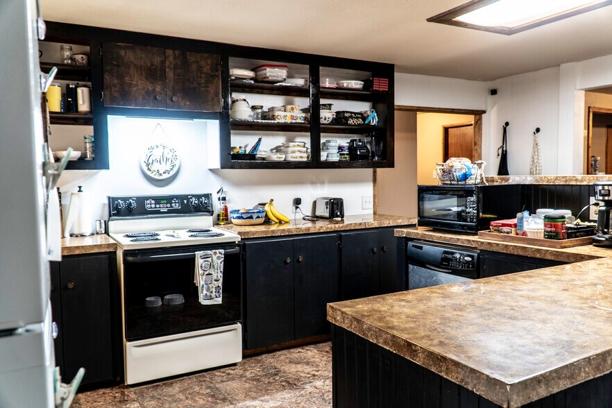 More Photos Of 120 N Main St, Yale Light Manufacturing For Sale