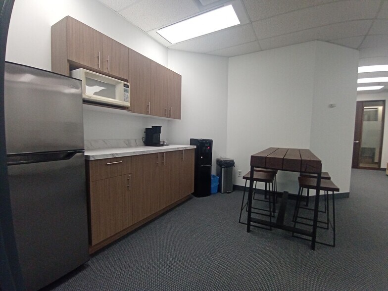 More Photos Of 1420 Blair Towers Pl, Ottawa Office For Lease