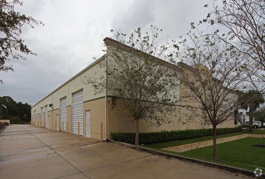 More Photos Of 559-569 NW Mercantile Pl, Port Saint Lucie Light Distribution For Lease