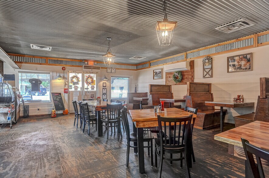 More Photos Of 117 S Franklin St, Colbert Restaurant For Sale