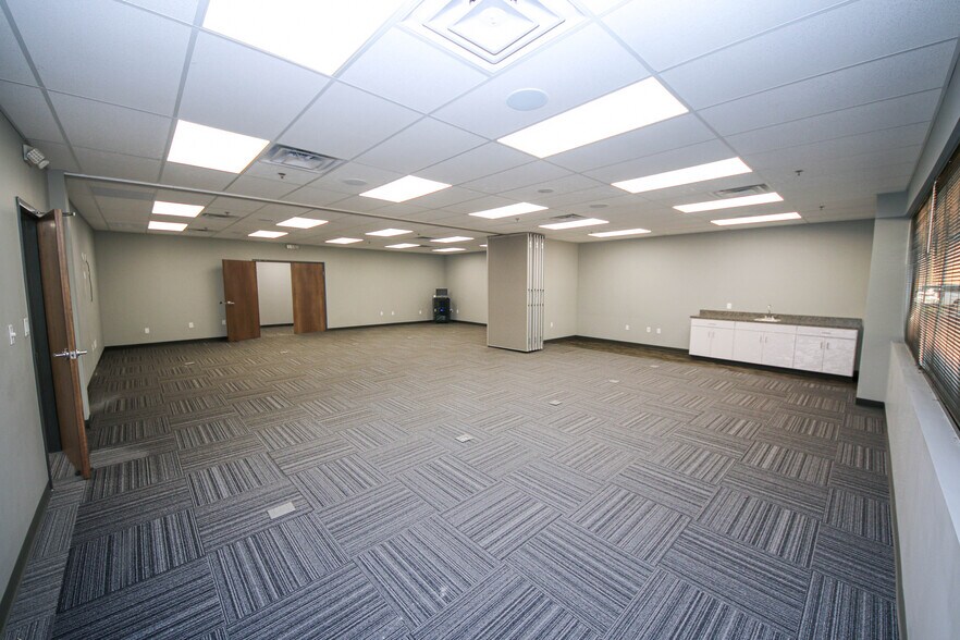 More Photos Of 825 Northgate Blvd, New Albany Office For Lease