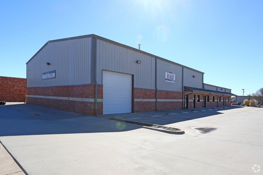 More Photos Of 524 Tower Dr, Moore Flex For Lease