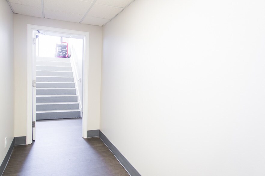 More Photos Of 10308 State Line Rd, Leawood Office For Lease