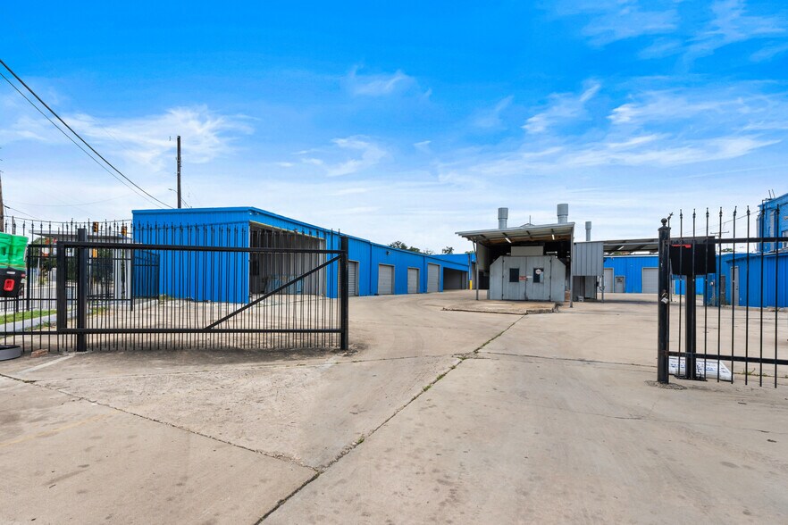 More Photos Of 103 Blanco Rd, San Antonio Auto Repair For Lease