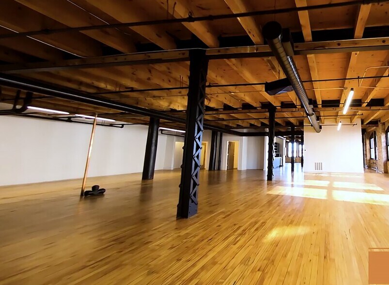 More Photos Of 213 W institute Pl, Chicago Loft Creative Space For Lease