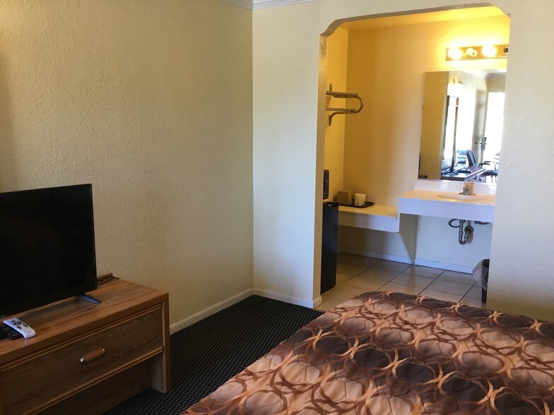 More Photos Of 1075 W US Highway 87, Eden Hotel For Sale