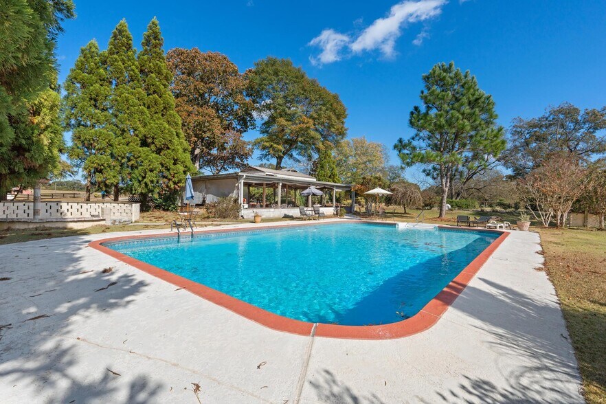 More Photos Of 607 Butts Mill Rd, Pine Mountain General Retail For Sale