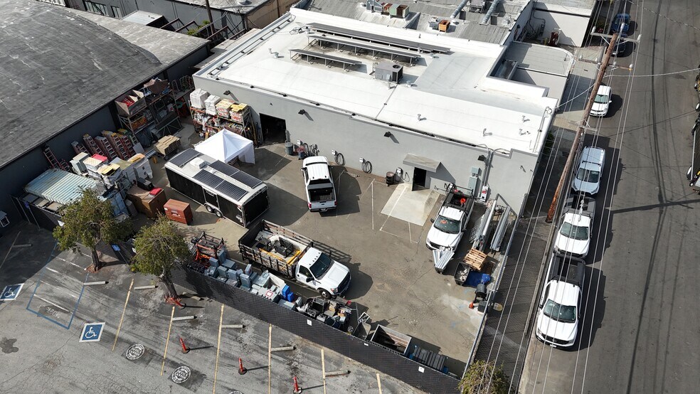More Photos Of 947 Washington St, San Carlos Warehouse For Lease