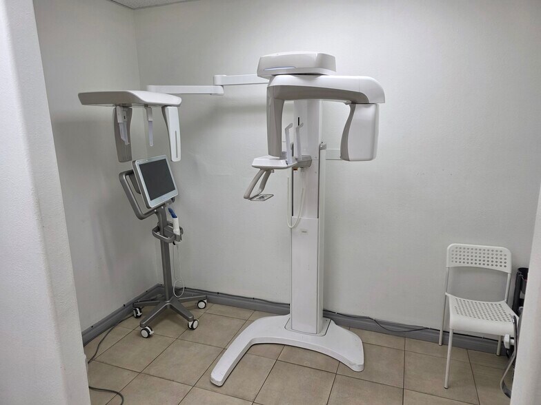 More Photos Of 22062 Ventura Blvd, Woodland Hills Freestanding For Lease