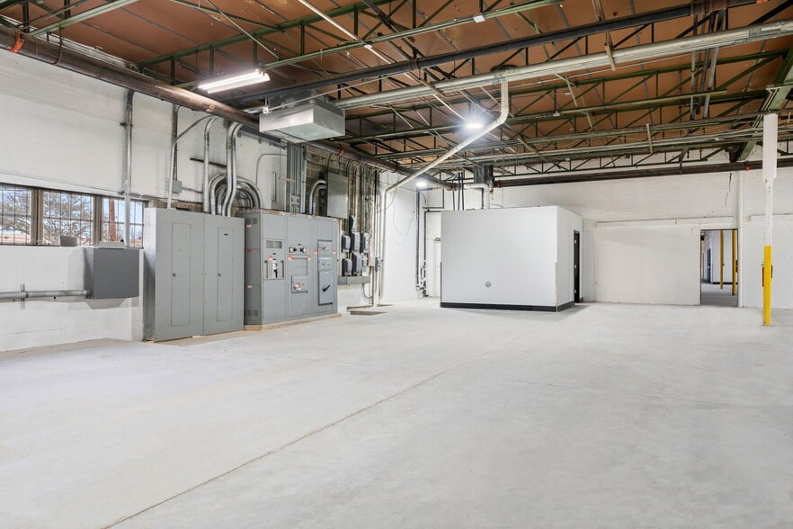 More Photos Of 8107 Chancellor Row, Dallas Warehouse For Lease