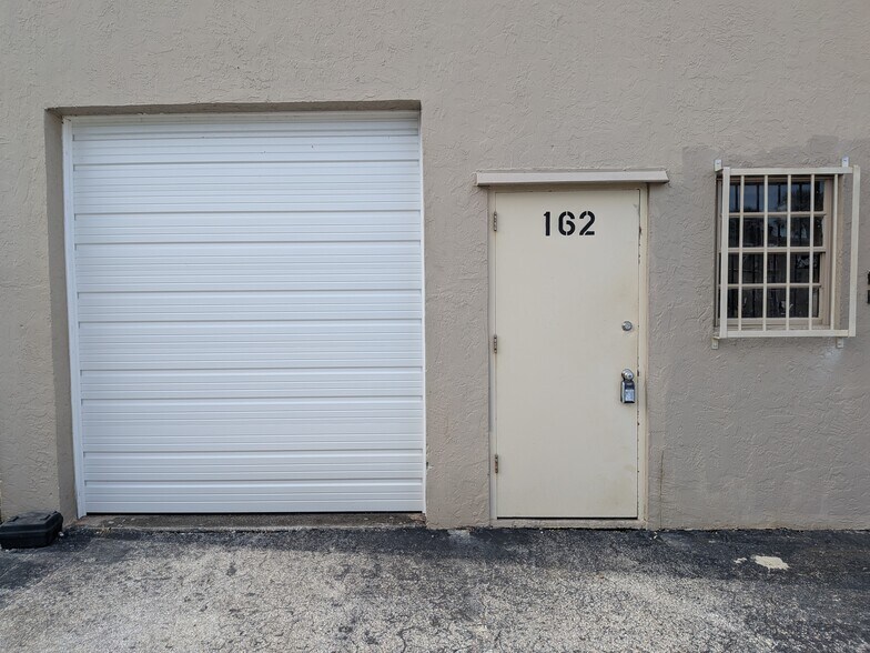 Primary Photo Of 132-162 NE Dixie Hwy, Stuart Warehouse For Lease