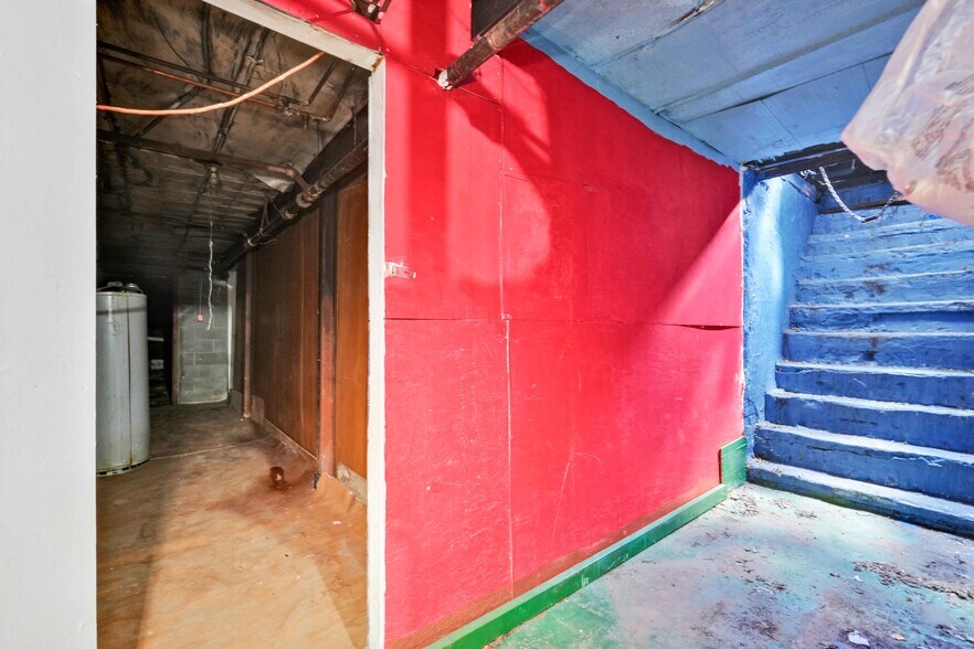 More Photos Of 10617 Jamaica Ave, Richmond Hill General Retail For Sale