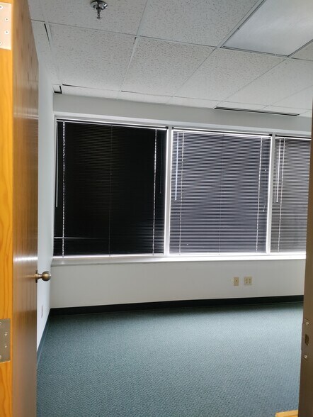More Photos Of 336 Washington Pointe Dr, Indianapolis Office For Lease