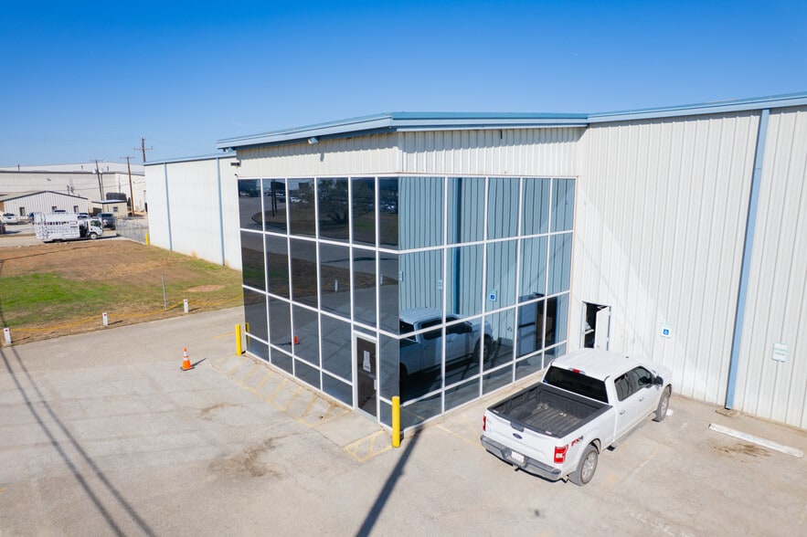 More Photos Of 18740 Goll St, San Antonio Warehouse For Lease