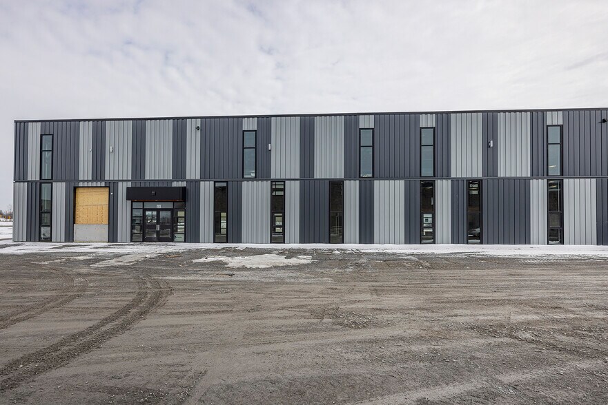 More Photos Of 785 Sir John A Macdonald Blvd, Kingston Distribution For Lease