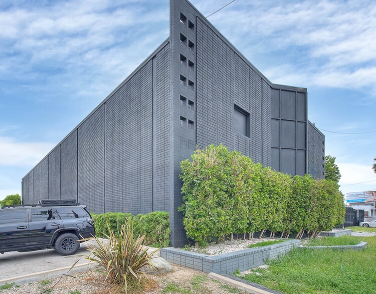 More Photos Of 6840-6842 Hayvenhurst Ave, Van Nuys Distribution For Sale