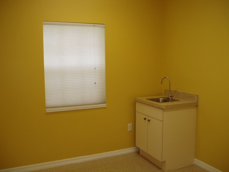 More Photos Of 13630-13632 W Hillsborough Ave, Tampa Medical For Sale