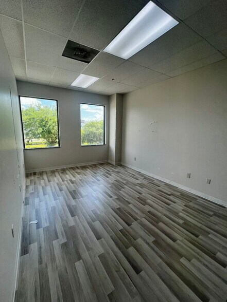 More Photos Of 6881 Kingspointe Pky, Orlando Flex For Sale