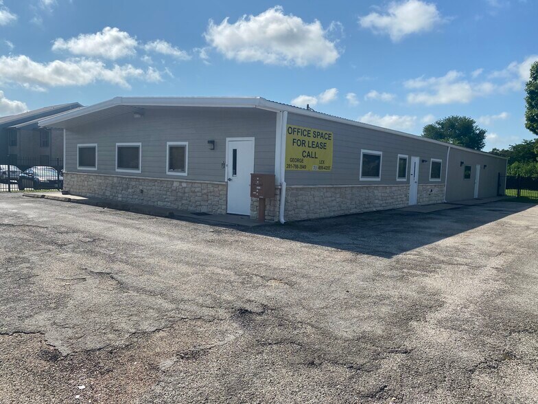 More Photos Of 1128 Westwood Dr, Rosenberg Office For Lease