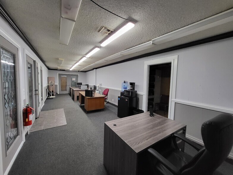 More Photos Of 60 Baldwin Ave, Pontiac Warehouse For Lease