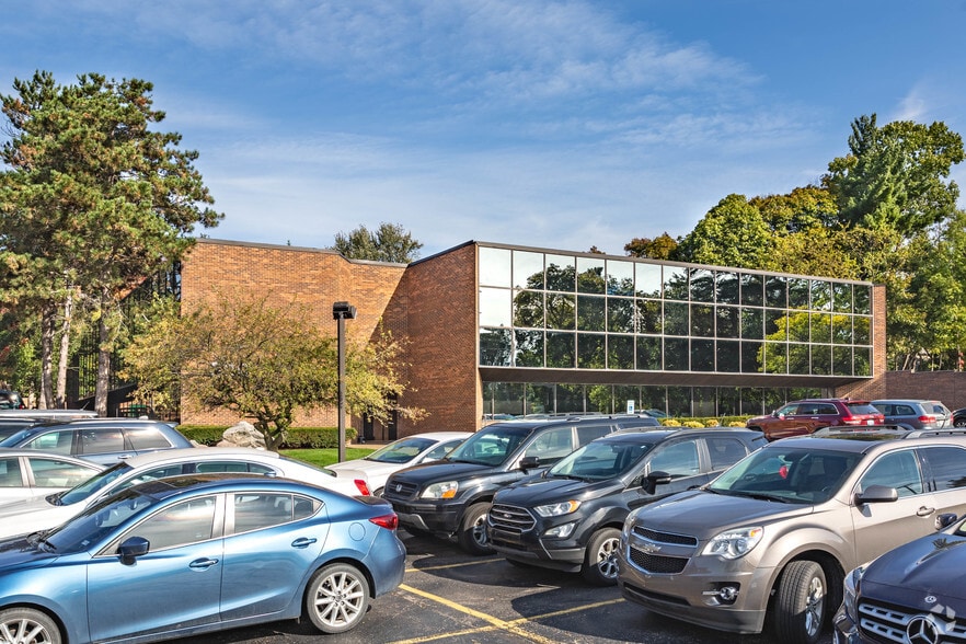More Photos Of 800 W Long Lake Rd, Bloomfield Hills Office For Lease