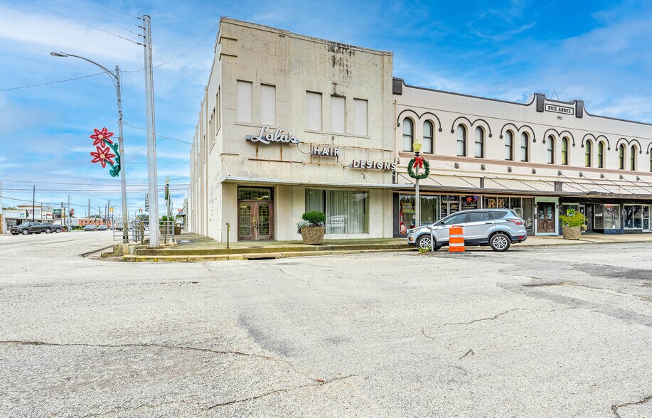 Primary Photo Of 101 E Monseratte St, El Campo Storefront For Sale