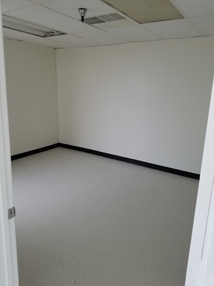 More Photos Of 190 N Arrowhead Ave, Rialto Warehouse For Lease