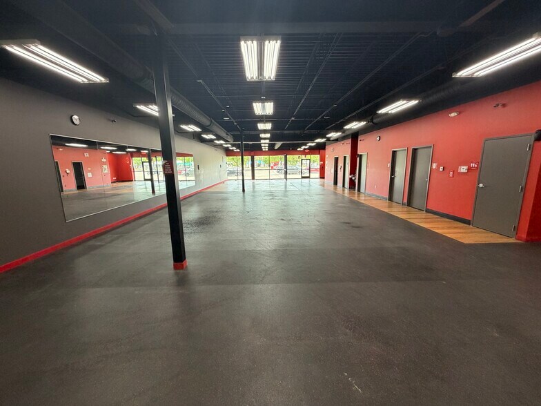 More Photos Of 800-912 W State St, Hastings Unknown For Lease