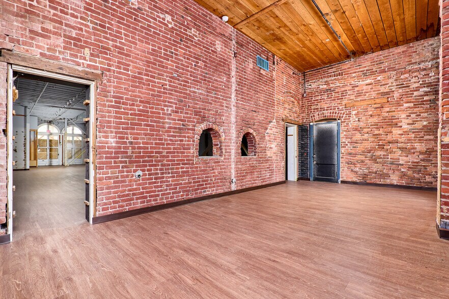 More Photos Of 910 2nd St, Sacramento Bar For Sale