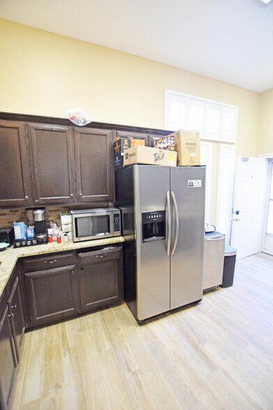 More Photos Of 327 SE Loop 338, Odessa Flex For Lease