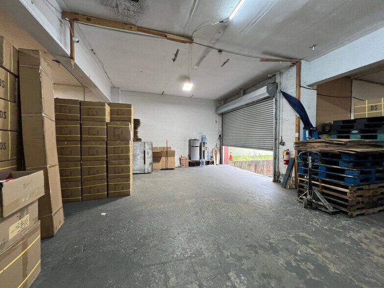 More Photos Of 120 New Hyde Park Rd, Franklin Square Showroom For Lease