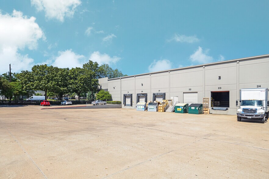 More Photos Of 845 Interchange Blvd, Austin Distribution For Lease