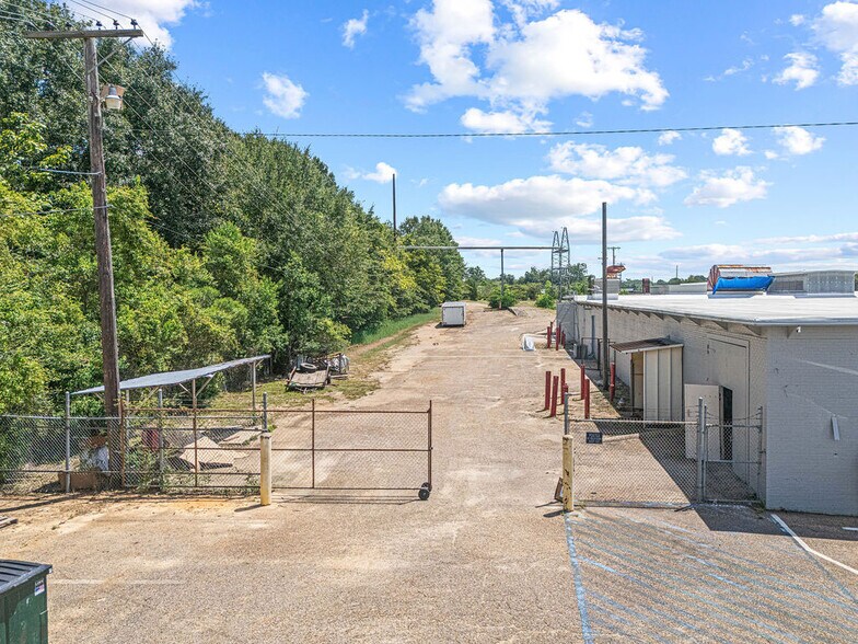 More Photos Of 1002 Douglas Ave, Opp Manufacturing For Lease
