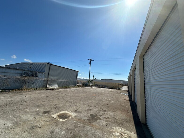 More Photos Of 1002 SE 9th St, Cape Coral Service For Lease