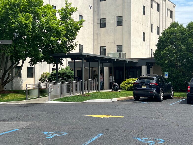 More Photos Of 211 Essex St, Hackensack Medical For Lease