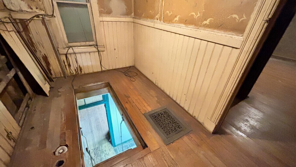 More Photos Of 801 Columbia St, Hudson Storefront Retail Residential For Sale