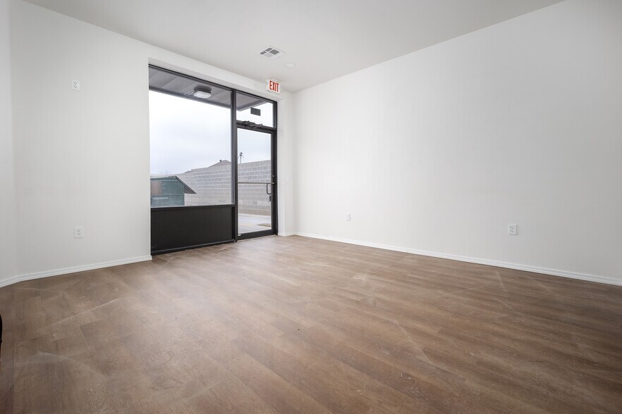 More Photos Of 236 N Chisholm Trail Way, Mustang Warehouse For Lease