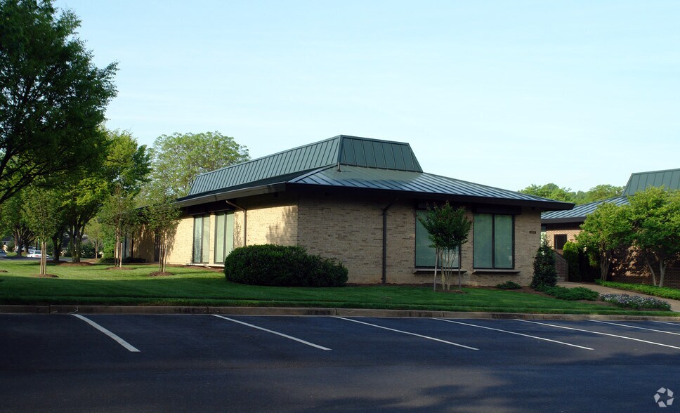 More Photos Of 9846-9848 Main St, Fairfax Office For Lease